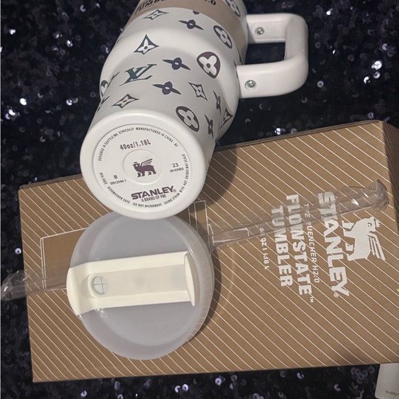 Stanley White Quencher H2.0 Tumbler with Iridescent Accent - Picture 4 of 6